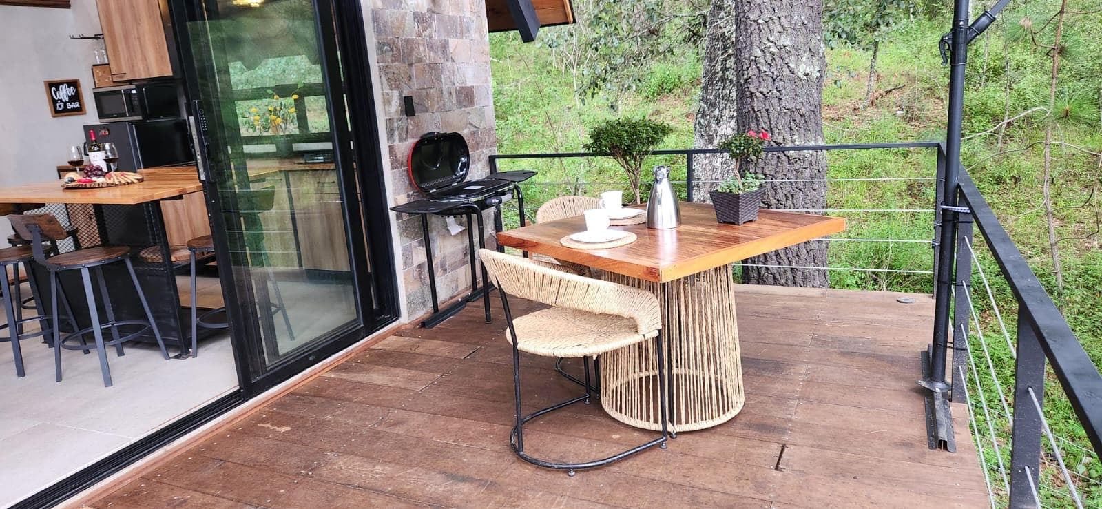 Terraza con mesa, asador y acceso directo a la cocina